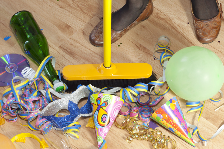  Evde bir parti verin, kapsamlı bir temizliğin nasıl yapılacağını öğrenin ve her şeyi yerine koyun.