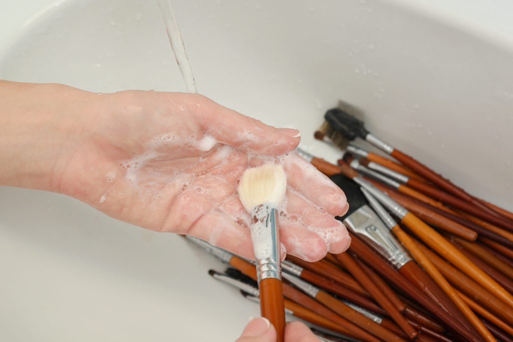  Makyaj fırçanızı nasıl temizleyeceğinize ve yeni gibi görünmesini sağlayacağınıza dair 5 ipucu