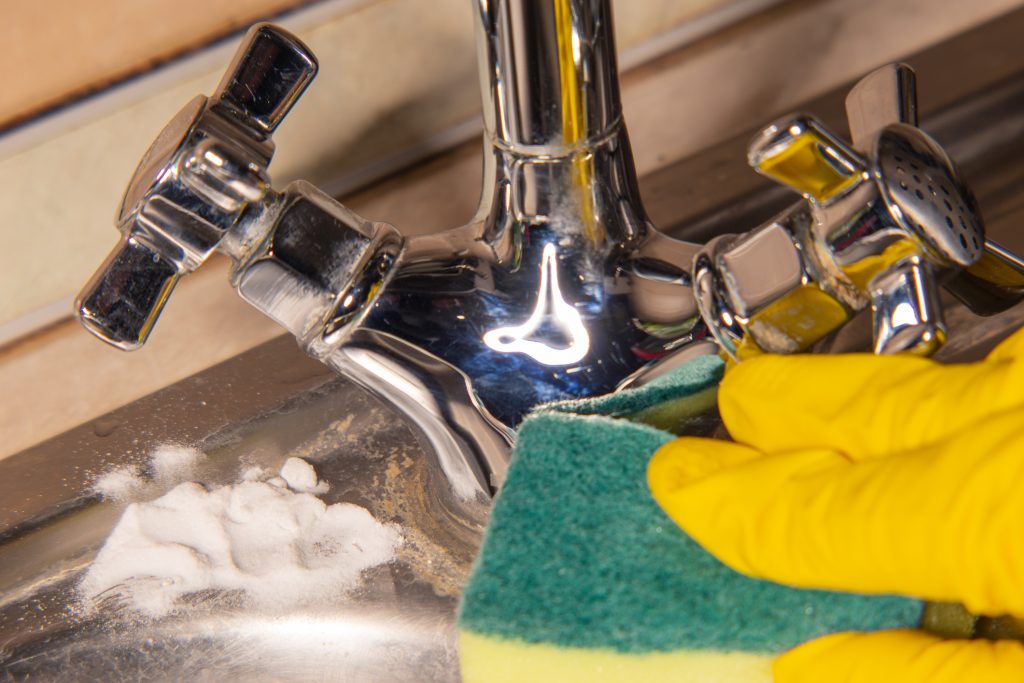  Lihat cara membuang kerak kapur dari tandas, sinki dan pancuran mandian