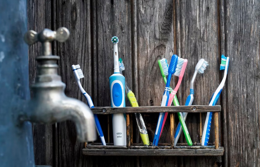  Cum să curățați periuța de dinți în mod corect? Vă enumerăm 4 moduri
