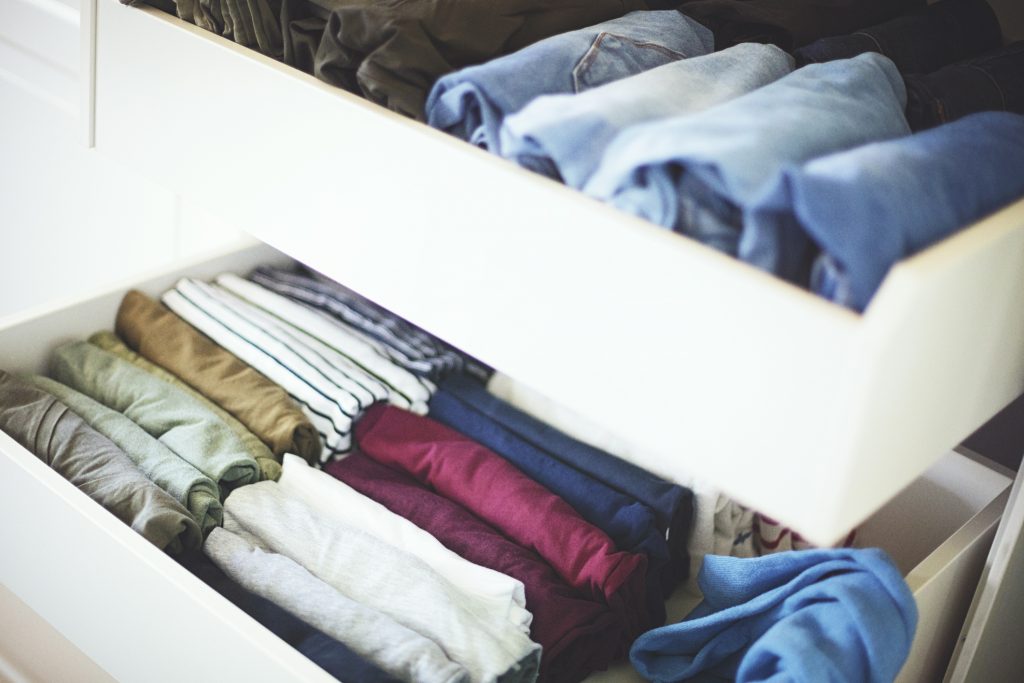  Како да ги свиткате фармерките и да заштедите простор во плакарот
