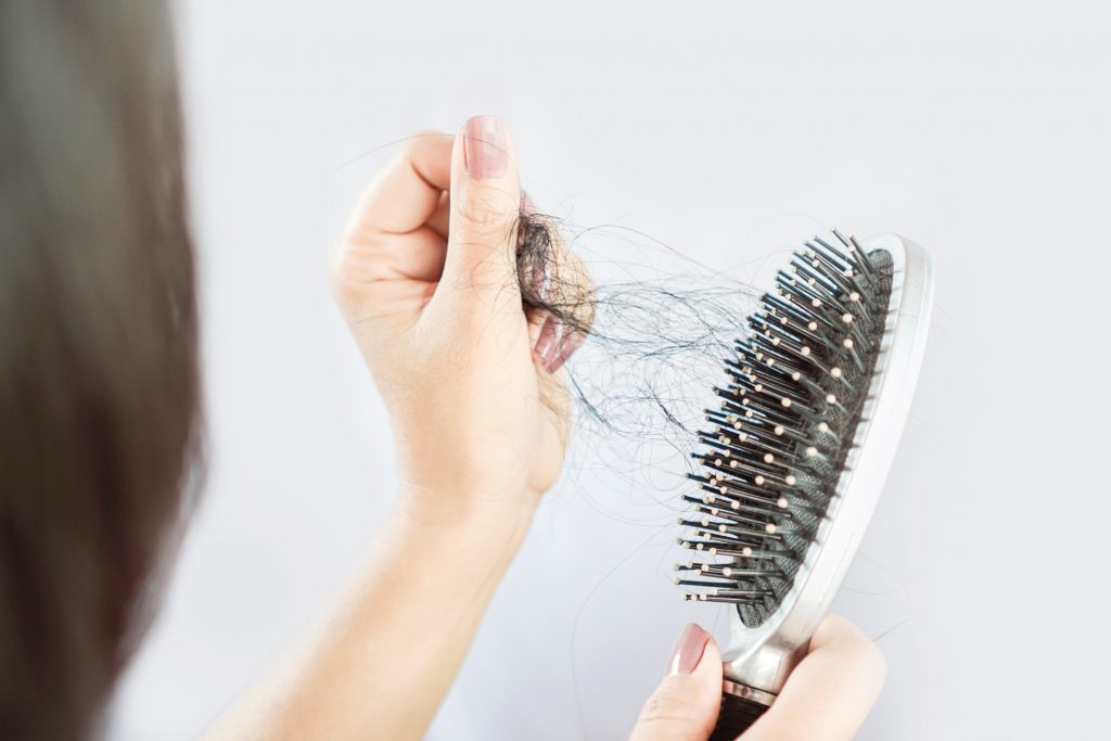  Como limpar un cepillo de cabelo e evitar a acumulación de sucidade