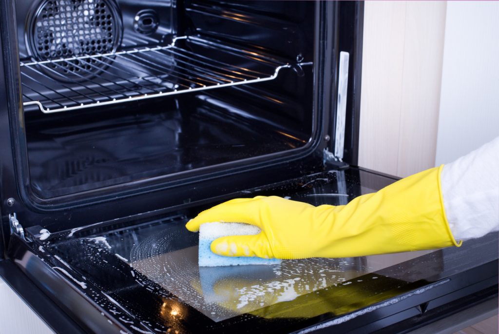  6 tips til hurtig og effektiv daglig rengøring af en ovn