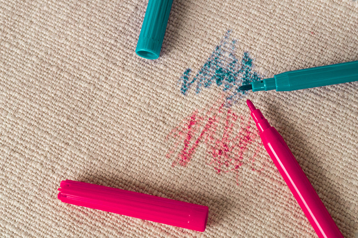  Cách tẩy vết bút mực trên ghế sofa da và vải mà không gây đau đớn