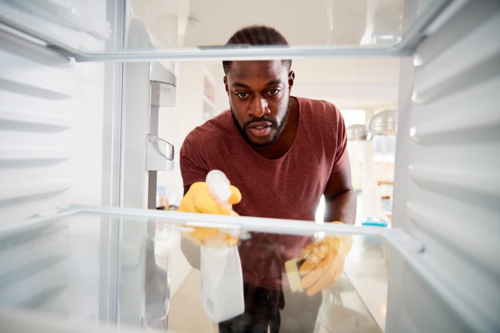  Hoe minne geur út 'e koelkast te ferwiderjen: learje ienfâldige techniken dy't wurkje