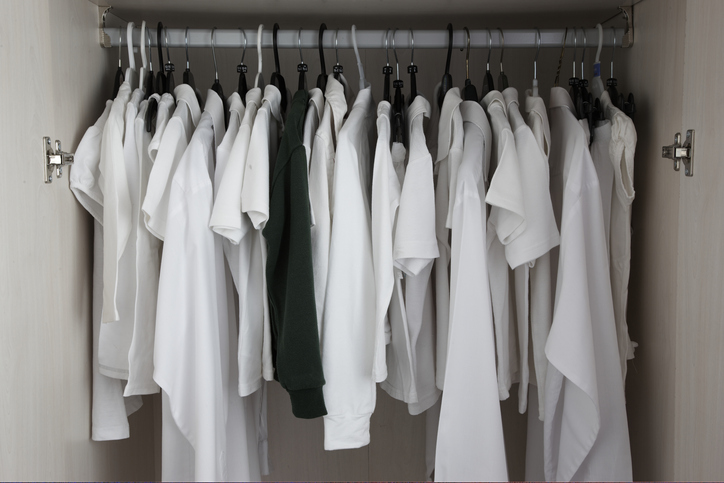  Як вивести плями з одягу, що зберігається: 3 практичні та швидкі поради