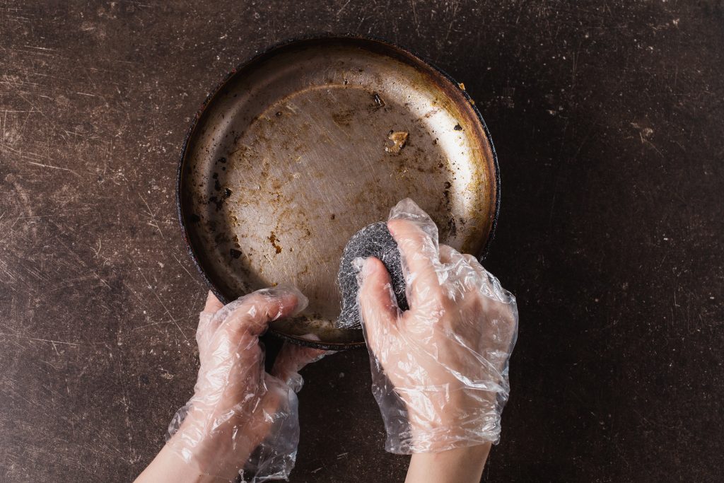  Edelstahl, Eisen und Antihaftbeschichtung: ein praktischer Leitfaden für die Reinigung aller Arten von Kochgeschirr