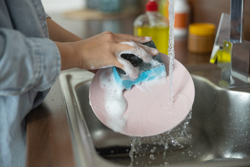  วิธีทำความสะอาดฟองน้ำในครัวและกำจัดแบคทีเรีย