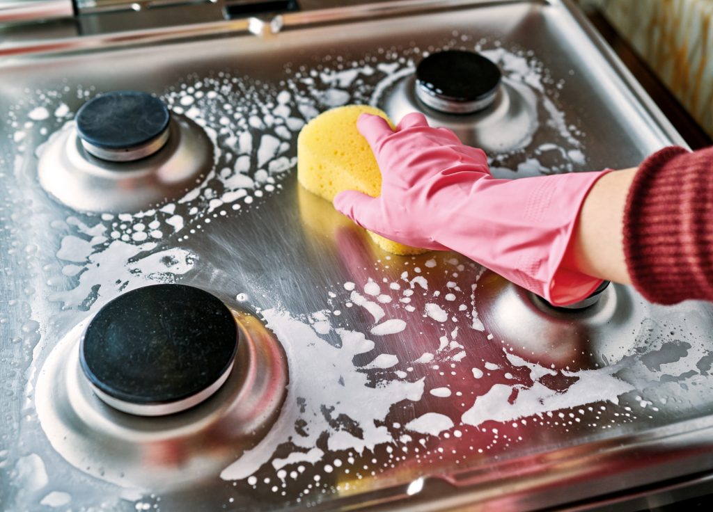  Se acabaron la grasa y los arañazos: todo sobre cómo limpiar las cocinas de acero inoxidable