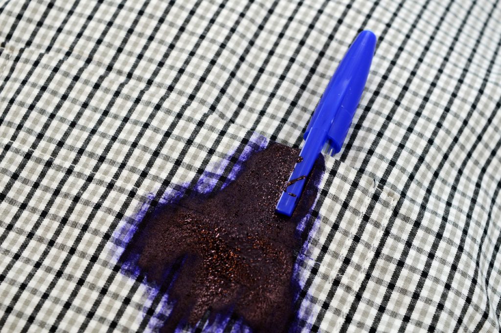  کپڑوں سے قلم کے داغ کیسے دور کریں؟ 4 صحیح طریقے دیکھیں