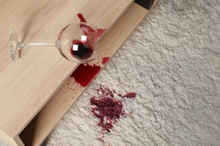  Como eliminar a mancha de viño da alfombra, do sofá e moito máis? ver consellos