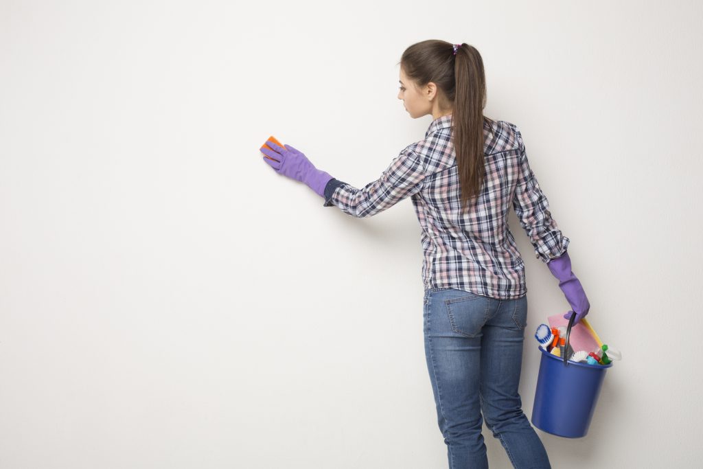  पेंट को खराब किए बिना दीवार को कैसे साफ करें और दाग कैसे हटाएं? हम तुम्हें सिखाते हैं!