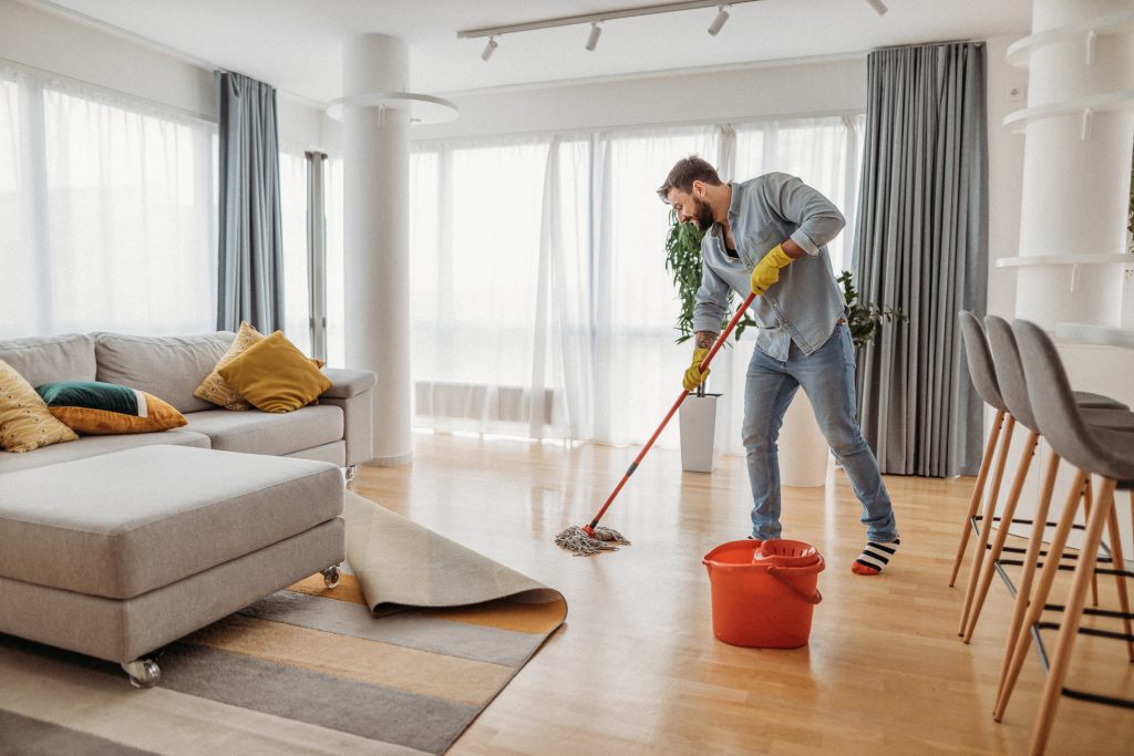  Sådan gør du rent efter arbejde og efterlader dit hjem skinnende rent