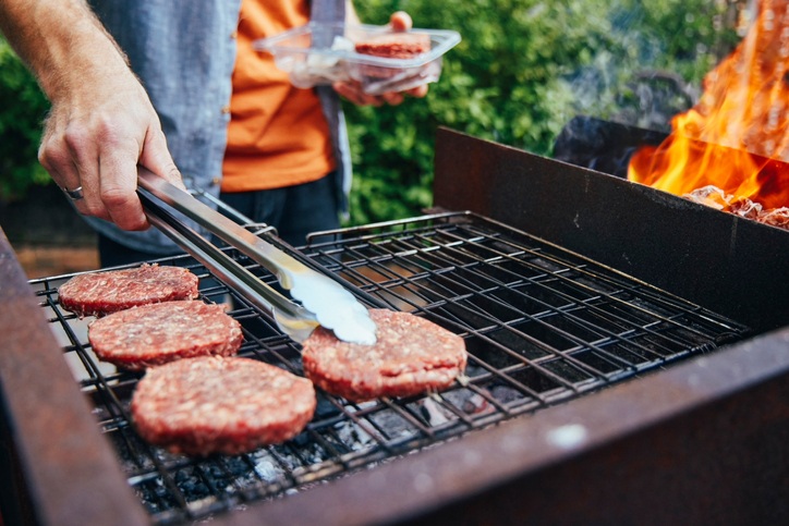  Meriv çawa bi serişteyên hêsan grila barbecue paqij dike û firavîna dawiya hefteyê garantî dike