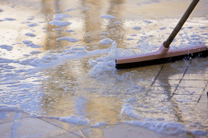  Znovu čisté podlahy! Naučte sa čistiť špinavé dlaždice