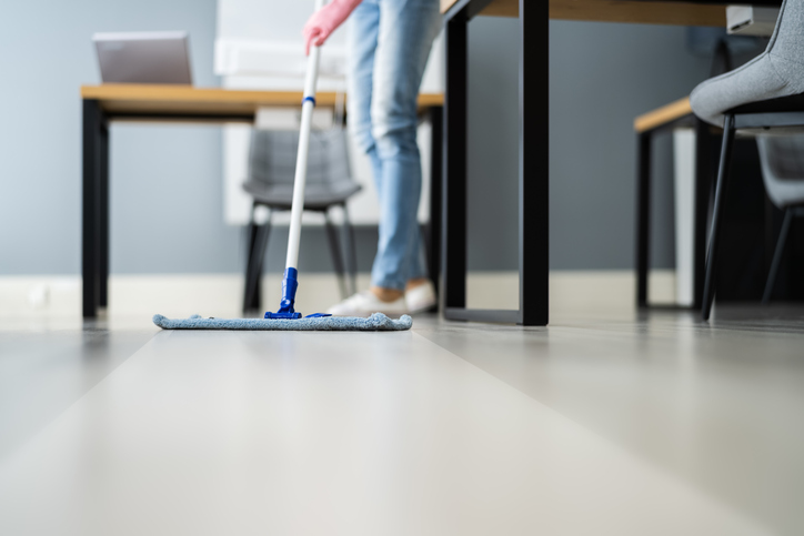  Si të pastroni dyshemenë me çimento të djegur? Shikoni këshillat dhe hiqni qafe papastërtitë dhe papastërtitë