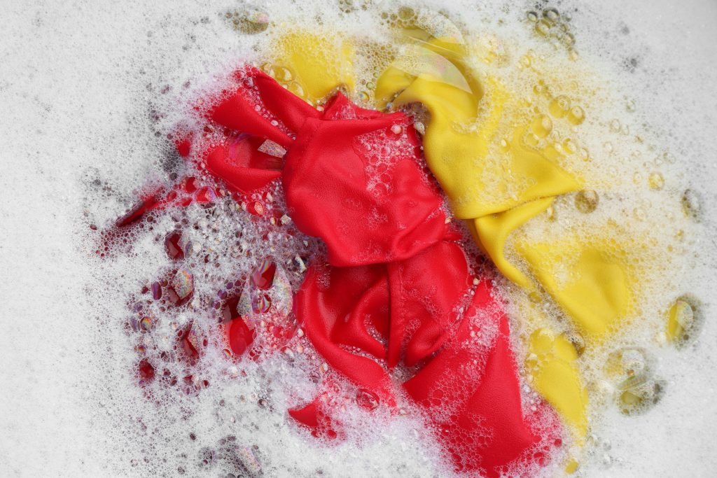  Aprende a lavar a roupa nunha bañeira con 6 consellos prácticos