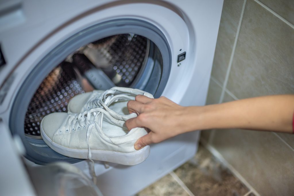  Πώς να πλύνετε τα αθλητικά παπούτσια στο πλυντήριο; Μάθετε τον σωστό τρόπο