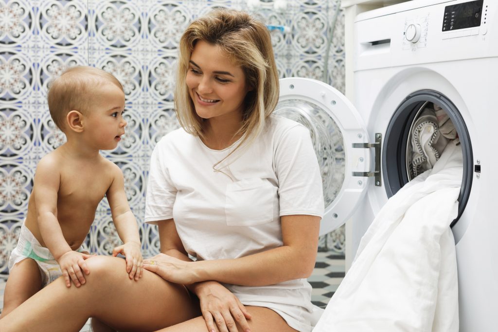  วิธีซักเสื้อผ้าทารก: การดูแลที่จำเป็น 5 ประการ