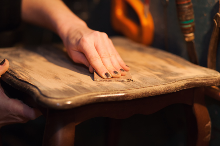  Hoe maak je houten meubels schoon zonder het oppervlak te beschadigen? Leer technieken