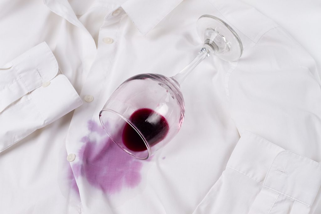 Erfahren Sie, wie Sie Weinflecken aus Ihrer Kleidung entfernen und sie wieder wie neu aussehen lassen