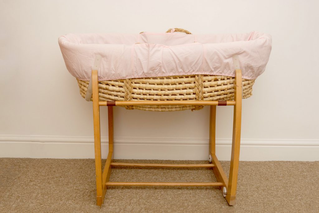 婴儿床类型：查看7种型号，为您的宝宝选择合适的婴儿床
