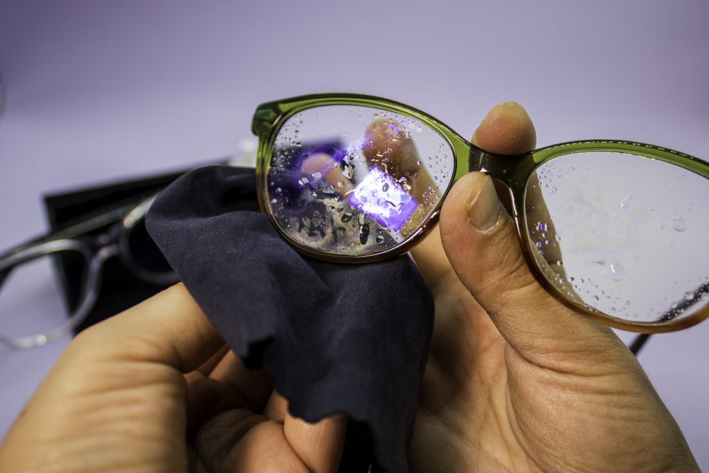  Geen krassen: zo maak je een bril op sterkte schoon zonder de glazen te beschadigen
