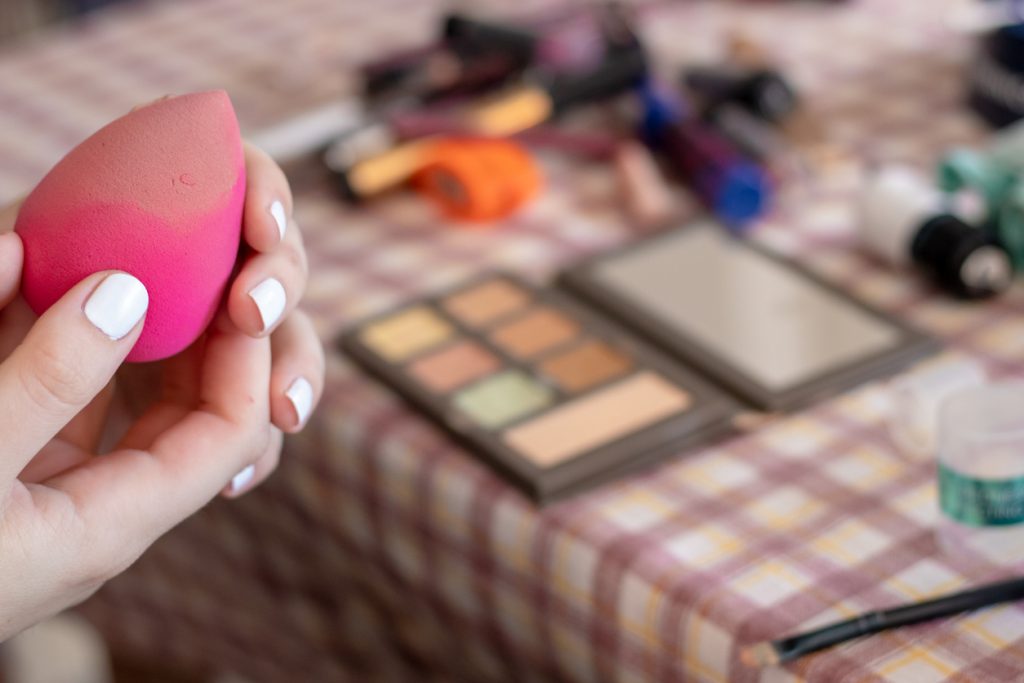 3 начина да оперете сунђер за шминку