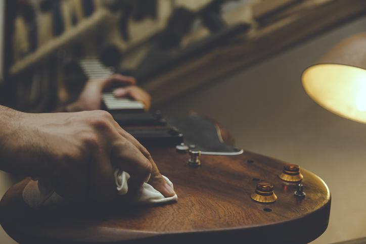  Hvordan rengjøre akustisk gitar og gitar og spare instrumenter