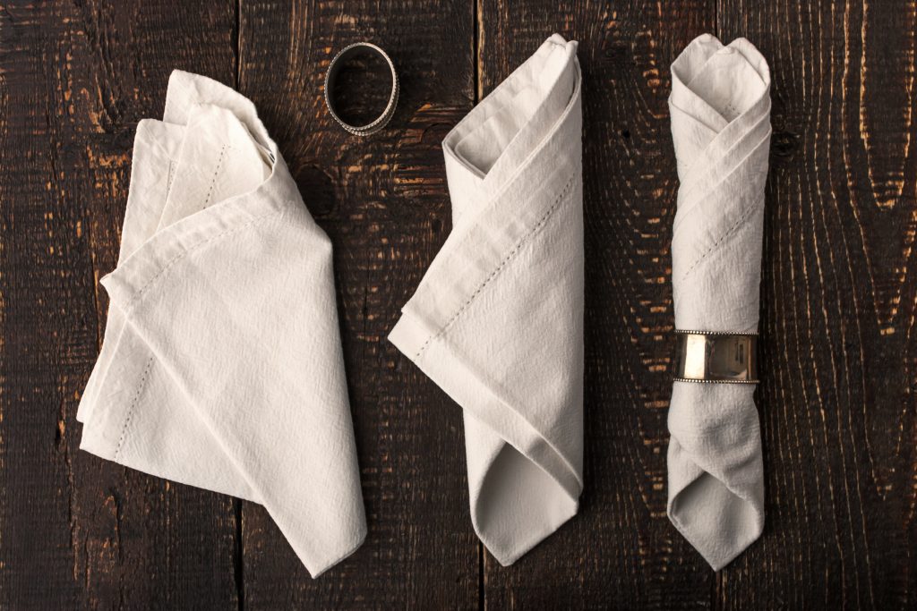  3 ideer til hvordan du kan brette en serviett og se flott ut på det dekkede bordet