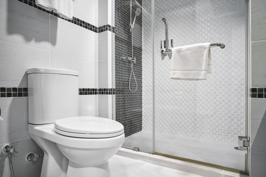  Phòng tắm không cửa sổ: 6 giải pháp tránh ẩm mốc, ố vàng và mùi hôi