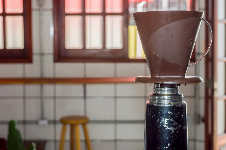  Hoe om lap-, plastiek- en vlekvrystaal-koffiesyfs daagliks skoon te maak